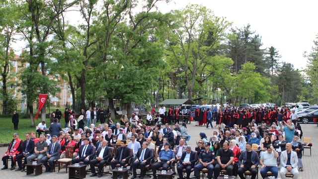 Araç Rafet Vergili Meslek Yüksekokulu'nda mezuniyet töreni düzenlendi