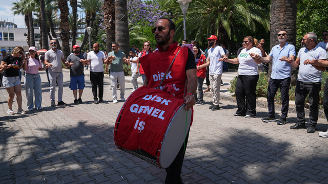 İzmir'de grevdeki sendika başkanlarından Cemil Tugay'a tepki