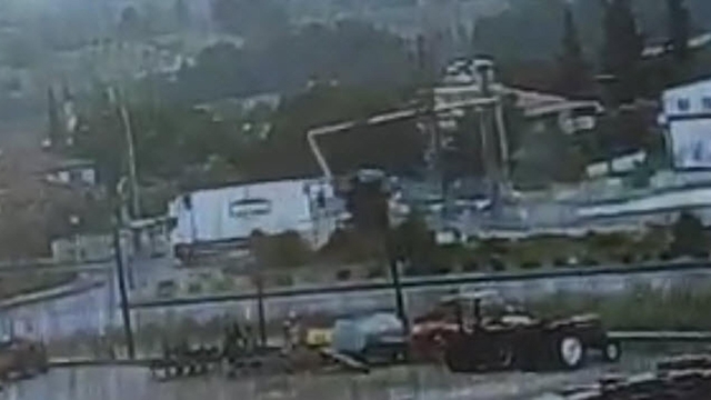 Sinyalizasyon direğine çarpan hafif ticari aracın sürücüsünün öldüğü kaza kamerada