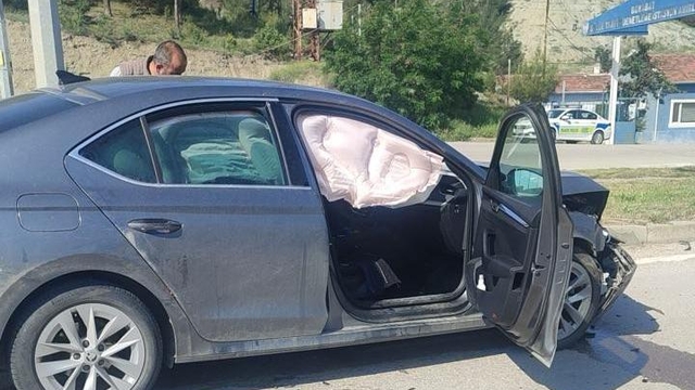 Boyabat'ta iki otomobilin çarpıştığı kazada 2 kişi yaralandı