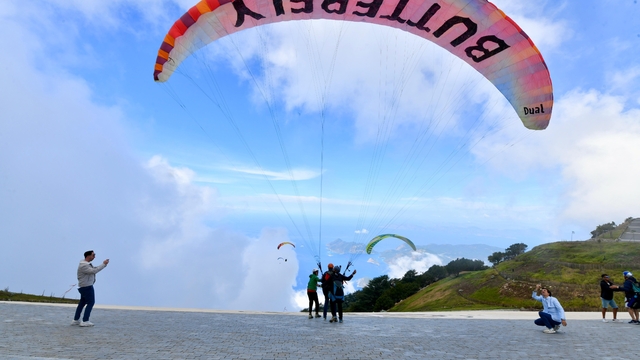 Çin ve İngiliz heyet Fethiye'de yamaç paraşütü uçuşu yaptı