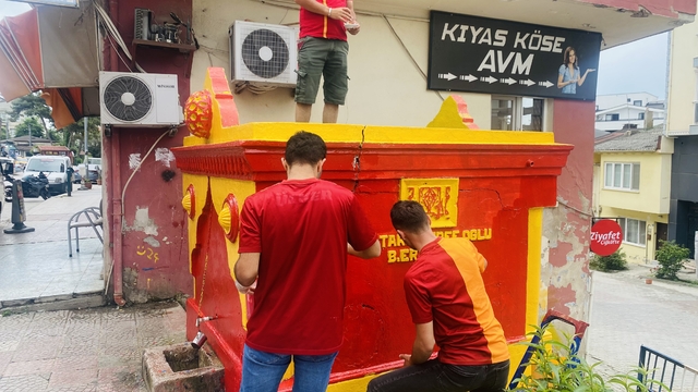 "Şampiyon Çeşme" bu yıl yine Galatasaray'ın renklerine boyandı