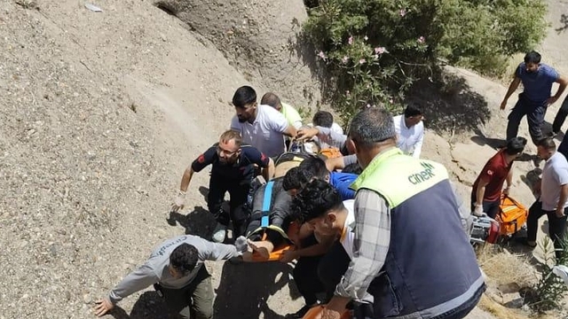 Şırnak'ta şarampole devrilen otomobildeki 1 kişi öldü, 3 kişi yaralandı