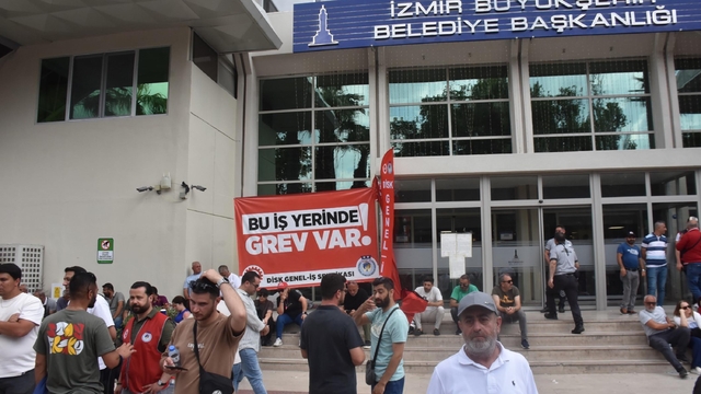 İzmir'de grevin 4'üncü gününde de çöpler toplanmadı (2)