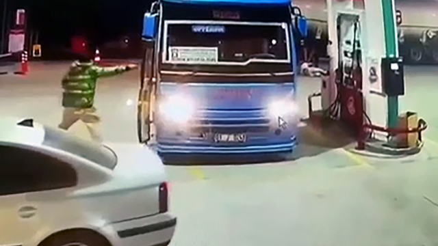 Hatlarına dahil edilen özel halk otobüslerine taş, sopa ve tabancayla saldırdılar; o anlar kamerada
