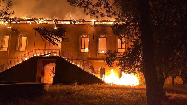 Denizli'de eski okul binasında çıkan yangın söndürüldü