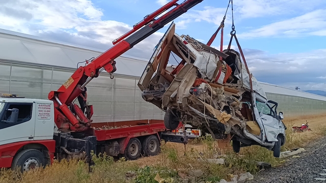 Afyonkarahisar'da hemzemin geçitte trenin çarptığı minibüsün sürücüsü yaralandı