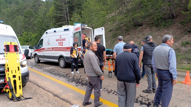 Karabük'te 2 otomobilin çarpıştığı kazada 8 kişi yaralandı