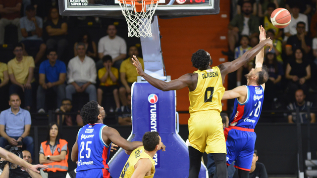 Mersin Spor- Anadolu Efes: 81-84