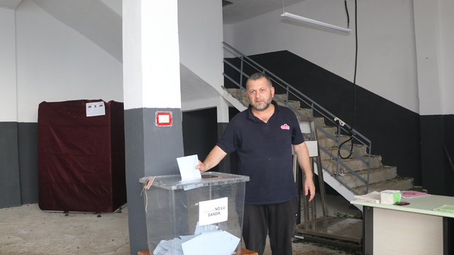 Doğu Karadeniz'de seçmenler muhtarlık seçimi için sandığa gitti