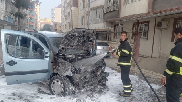 Siirt'te park halindeki hafif ticari araçta çıkan yangın söndürüldü