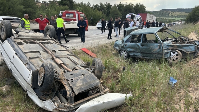 Uşak'ta 2 otomobil çarpıştı; 7 yaralı