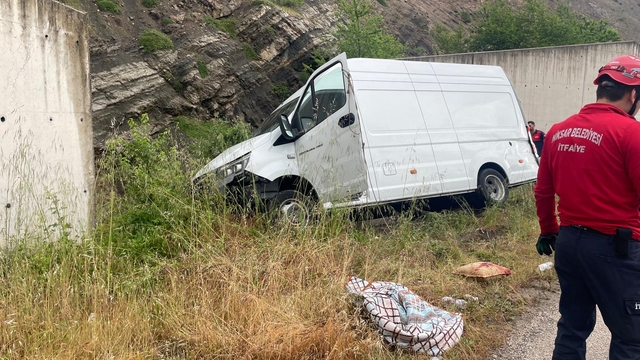 Tokat'ta şarampole devrilen minibüsteki 2 kişi yaralandı