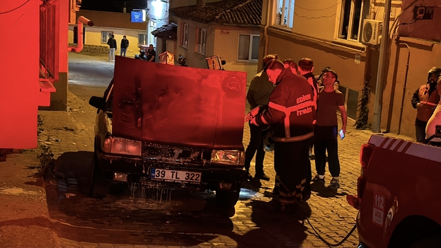 Edirne'de park halindeki otomobilde çıkan yangın söndürüldü
