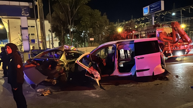Gaziantep'te otomobil ile hafif ticari araç çarpıştı, 3 kişi öldü, 5 kişi yaralandı