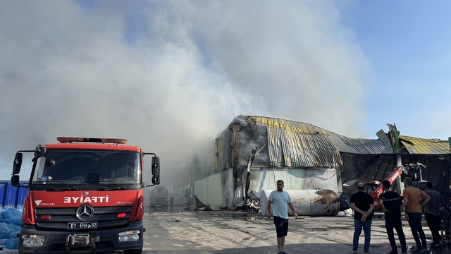 Adana'da geri dönüşüm tesisinde çıkan yangın kontrol altına alındı