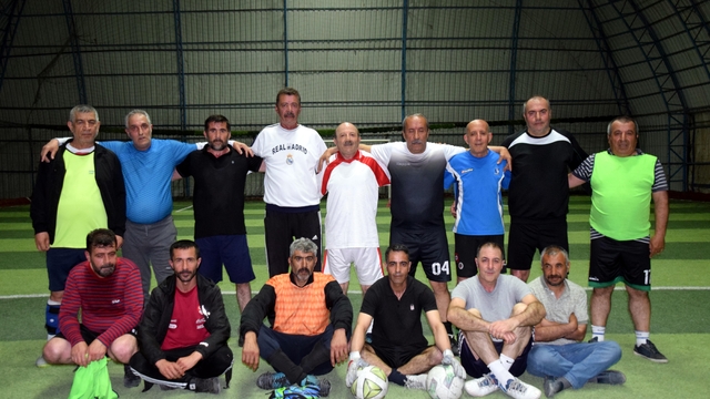 Yaşları 55-70; 40 yıldır halı sahada futbol oynuyorlar