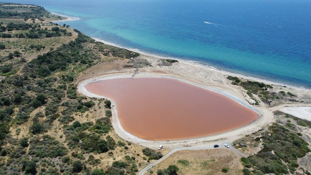 Çanakkale'de 'Kalpli Göl', pembe renge büründü