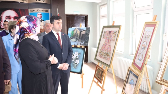 Suşehri Halk Eğitim Merkezi'nden yıl sonu sergisi