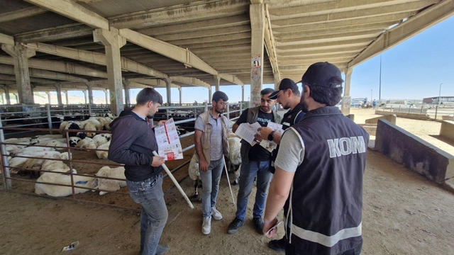 Diyarbakır'da, polisten kurban satıcılarına 'sahte para' uyarısı