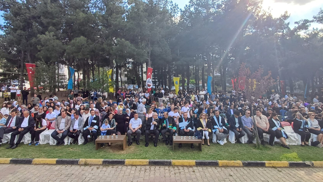 Keşan MYO öğrencileri mezuniyet sevinci yaşadı