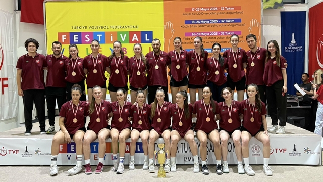 Karşıyaka'ya voleybolda çifte kupa
