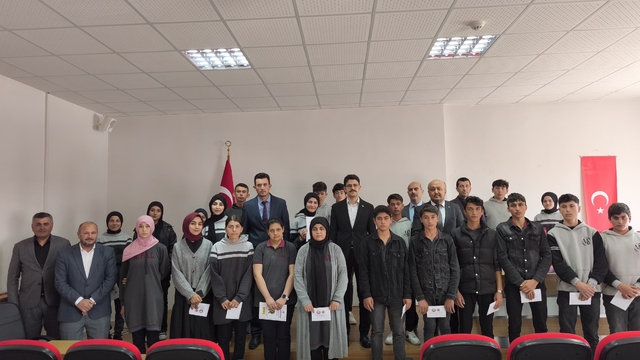 Ulaş'ta umre ödüllü bilgi yarışmasında dereceye giren öğrenciler ödüllendirildi