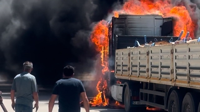 Seyir halindeyken alev alan TIR, yandı