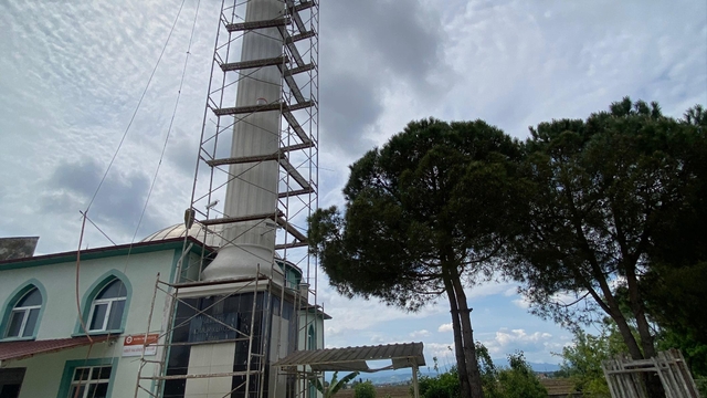 Samsun'da cami minaresinden düşen işçi ağır yaralandı