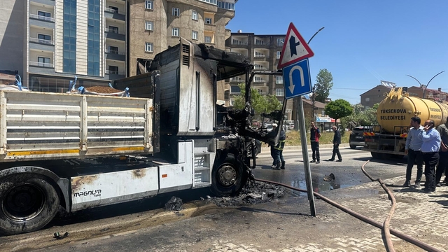 Hakkari'de seyir halindeki tırın çekicisi yandı