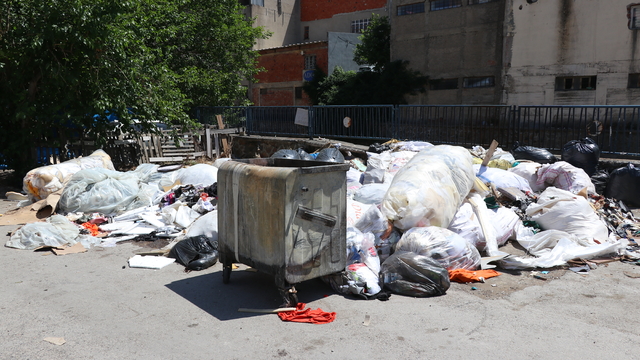 İzmir'de toplanmayan mobilya atıklarına tepki