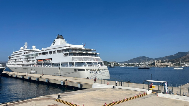 Bahama bandıralı "Silver Whisper" Bodrum'a geldi