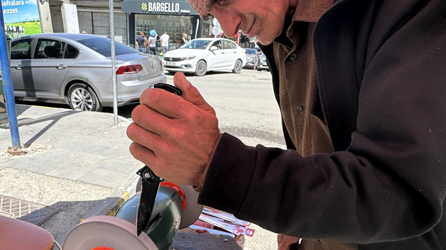 Ardahan'da bıçak ustaları, seyyar tezgahlarda Kurban Bayramı mesaisine başladı
