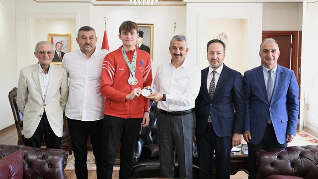 Edirne Valisi Sezer dünya ikincisi sporcuyu kabul etti