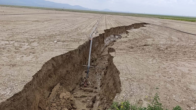 Konya'da yağış sonrası tarlada yüzey yarığı oluştu