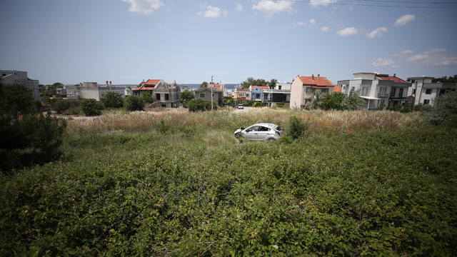 Çanakkale'de devrilen otomobilin sürücüsü yaralandı