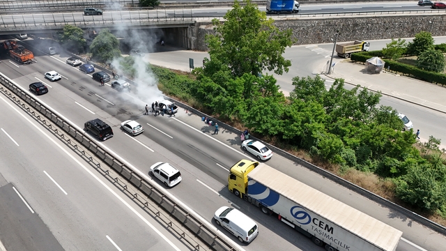 Anadolu Otoyolu'nun Sakarya kesiminde otomobilde çıkan yangın söndürüldü