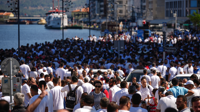 İzmir'de sendikalar, Belediye Başkanı Cemil Tugay'ı "grev kırıcılığı" yapmakla suçladı