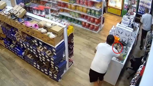 Depremden kaçarken elindeki bardağı bırakmadı