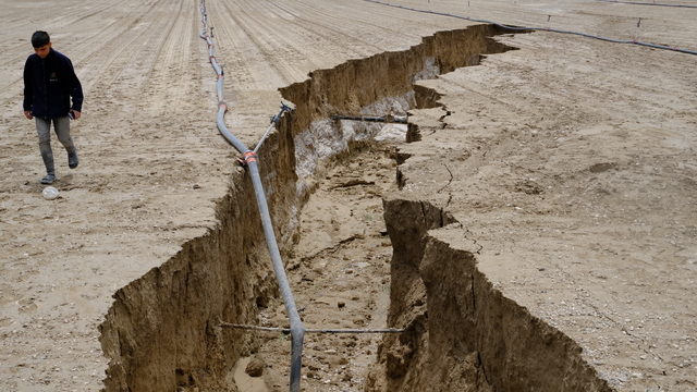 Konya'da sağanak sonrası tarım arazisinde yarık oluştu