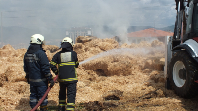 Tokat'ta çıkan yangında 30 ton saman yandı