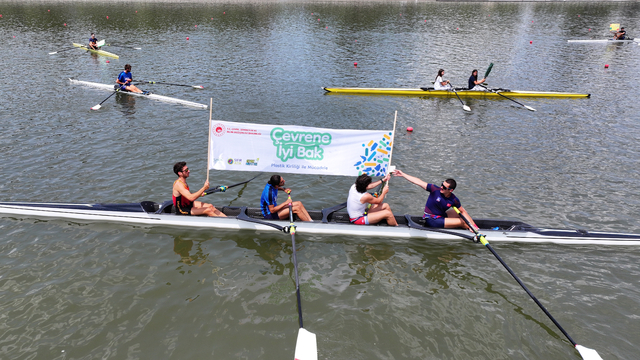 Kürek sporcuları Meriç Nehri'nde açtıkları pankartlarla çevre kirliliğine dikkati çekti