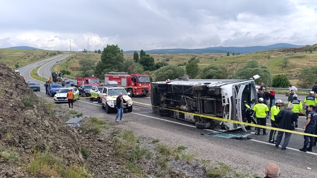 Yozgat'ta cenaze töreninden dönenleri taşıyan midibüs devrildi: 2 kişi öldü, 15 kişi yaralandı