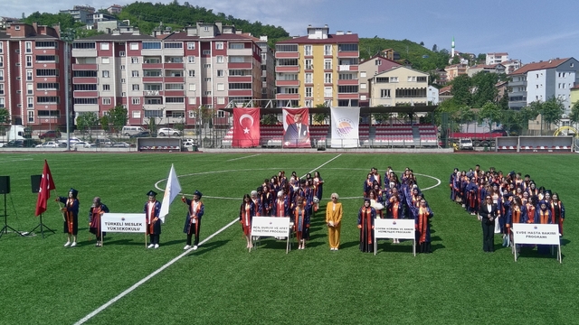 Türkeli'de 139 üniversite öğrencisi mezuniyet heyecanı yaşadı