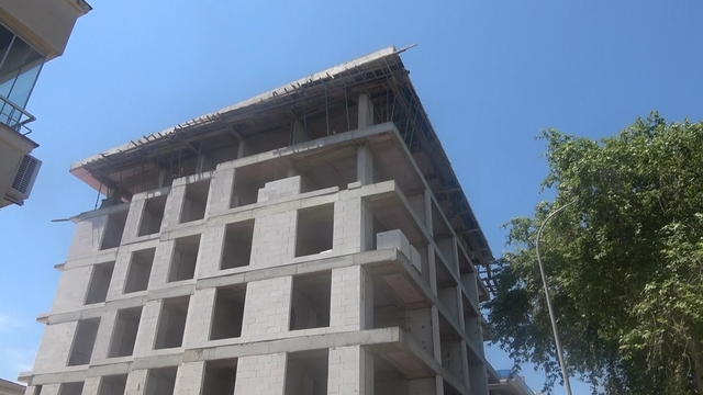 İnşaatın 5'inci katından düşen işçi ağır yaralandı