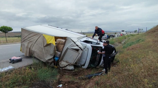 Sungurlu'da devrilen kamyonetin sürücüsü yaralandı