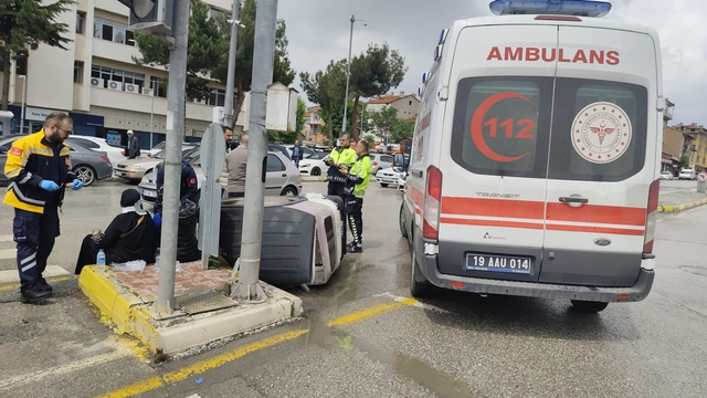Çorum'da otomobil ile üç tekerlekli aracın çarpıştığı kazada 4 kişi yaralandı
