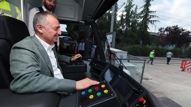 Kocaeli Büyükşehir Belediye Başkanı Büyükakın, tramvay hattının test sürüşünü yaptı