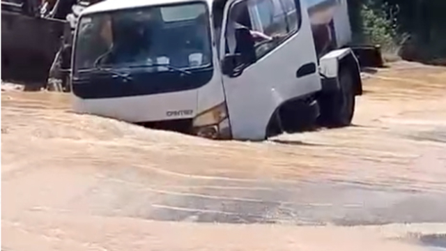 Bodrum'da tanker, patlayan içme suyu hattı nedeniyle oluşan çukura düştü