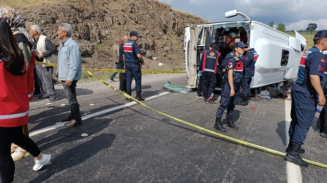 Cenazeden dönenleri taşıyan midibüs yan yattı; 2 ölü, 15 yaralı - Yeniden